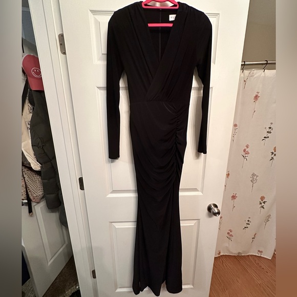 Club London UNFORGOTTEN
BLACK WRAP FRONT MAXI DRESS WITH SIDE SPLIT - Picture 7 of 7